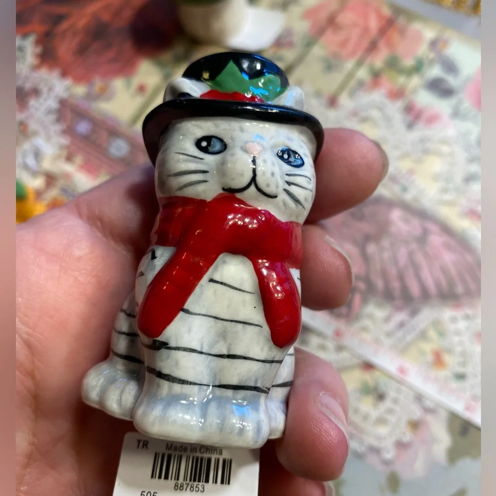 Adorable kitty salt and pepper shakers cat Christmas retro vintage inspired - Picture 2 of 9